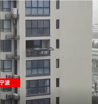 警示！臺風煙花致使高層門窗脫落！門窗幕墻安全需高度關注